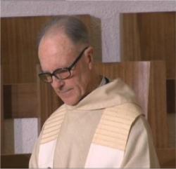 Père Adrien à l'église
