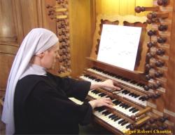 Sr Marie-Véronique à l'orgue de la cathédrale de Dax